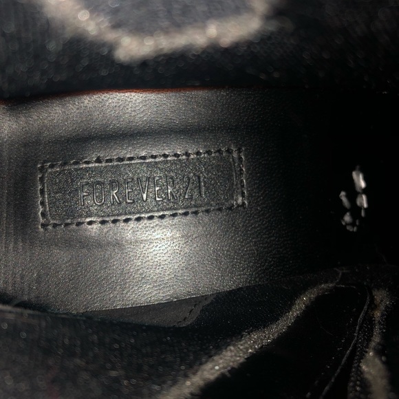 Forever 21 Black chunky heel ankle boot with buckles - Picture 7 of 7